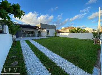 Casa · 170m² · 3 Quartos · 3 Vagas · casa terrea pronta para morar em Balneário Piçarras Sc