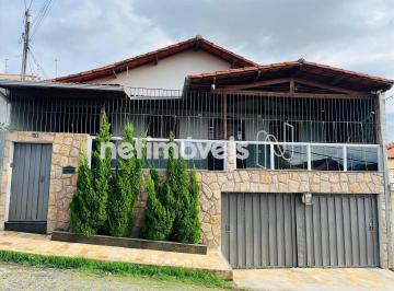 Casa · 223m² · 5 Quartos · 2 Vagas · Benefícios: Excelente localização do bairro, próximo a toda infraestrutura de comércio.