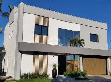 Casa · 250m² · 4 Quartos · 4 Vagas · Casa nova com piscina 4 suítes e 4 vagas na Barra em Balneário Camboriú