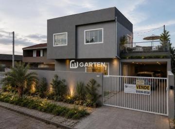 Imagem ilustrada por IA · Sobrado Novo a 280m da Praia – 3 Quartos, Suíte e 3 Vagas – 100m²
