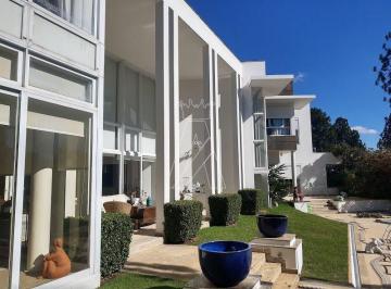 Casa · 980m² · 5 Quartos · 8 Vagas · Encante-se com esta magnífica residência à venda em Aldeia da Serra