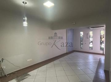 Comercial · 365m² · 3 Quartos · 8 Vagas · Oportunidade - Casa Comercial - Centro - Jacareí - 3 Dormitórios - 109,14m².
