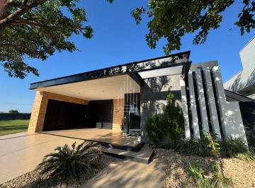 Casa · 245m² · 1 Quarto · 2 Vagas · Casa disponível para venda no Condomínio no Arco de Paris na regiao da Vila A em Foz do Iguaçu, PR.