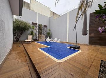 Casa · 250m² · 5 Quartos · 4 Vagas · Casa com 5 quartos sendo 1 suíte disponível para venda no bairro Alto Umuarama em Uberlândia-MG