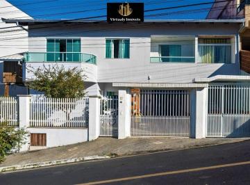 Casa · 200m² · 3 Quartos · 3 Vagas · Casa à venda no bairro Ariribá em Balneário Camboriú