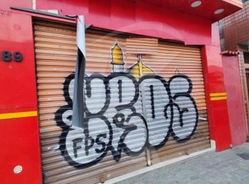 Comercial · 208m² · Imóvel com salão comercial e mais 3 casas no fundo na Av. Julio Buono.