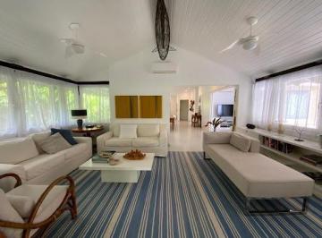 1a73ee8da7dd9a8ff261bc2f81d6e139fd5c339e · Exclusividade na Praia da Baleia: Casa em Condomínio com 4 Suítes, Serviço de Praia e Espaço Gourmet