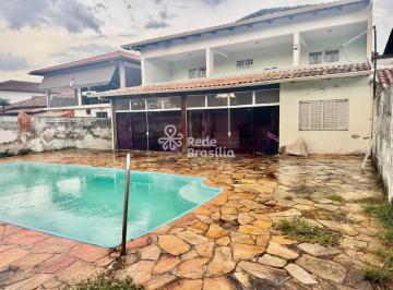 Casa · 883m² · 4 Quartos · 2 Vagas · RUA 01 - COND. MANSÕES CALIFÓRNIA - 04 SUÍTES - PISCINA -JARDIM BOTÂNICO/DF