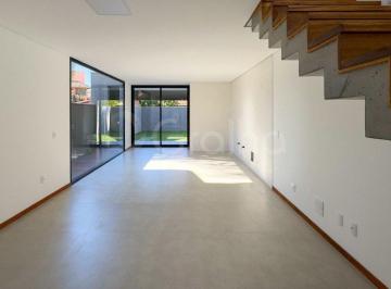 07 · Casa de 165m² com 3 quartos sendo 1 suíte no Pântano do Sul