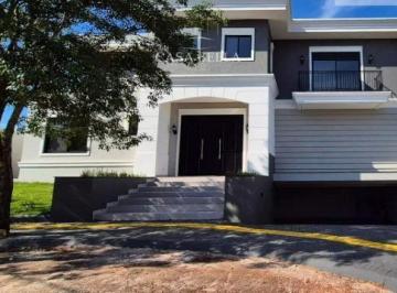 Casa · 417m² · 1 Quarto · 4 Vagas · Sobrado à venda em Condomínio Fechado em Foz do Iguaçu, PR.