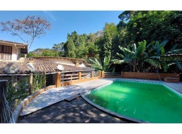 Casa · 500m² · 5 Quartos · 5 Vagas · Casa aconchegante à venda no Camorim, colada ao Parque Estadual da Pedra Branca.