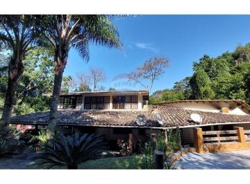 Casa · 500m² · 5 Quartos · 5 Vagas · Casa aconchegante à venda no Camorim, colada ao Parque Estadual da Pedra Branca.