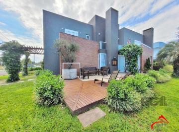 Casa · 220m² · 4 Quartos · 2 Vagas · Excelente Sobrado de esquina, com vista para o lago, próximo ao clube social,