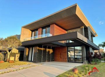 Casa · 320m² · 5 Quartos · 2 Vagas · Mansão no Condomínio Malibu