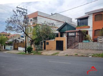 Casa · 70m² · 2 Quartos · 1 Vaga · Terreno bem localizado com chalé e edícula – ótima oportunidade para investir!