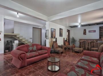 Casa · 277m² · 3 Quartos · 3 Vagas · Casa com 300m², localizada na zona sul de Porto Alegre, com lareira, piscina e 3