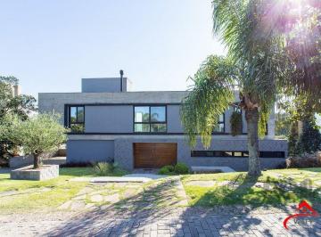 Casa · 443m² · 4 Quartos · 4 Vagas · Casa à venda - em Teresópolis