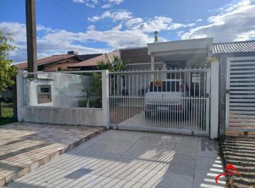 Casa · 69m² · 2 Quartos · 3 Vagas · Casa de 2 dormitórios, com banheiro social, e um living em 2 ambientes, com banh