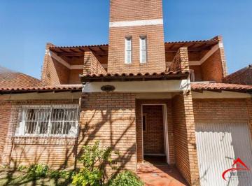Casa · 230m² · 3 Quartos · 2 Vagas · Casa 3 dormitorio com 230m2 pátio com piscina no bairro Itu Sabará