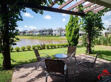 Casa · 300m² · 4 Quartos · 2 Vagas · Oportunidade Única! Casa em Condomínio à Beira do Lago com 4 Suítes, sendo uma T