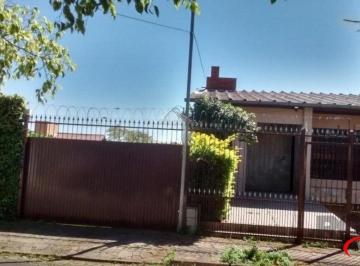 Casa · 321m² · 3 Quartos · 3 Vagas · Casa com 3 dormitórios e amplo pátio com grama.