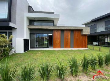 Casa · 149m² · 4 Quartos · 2 Vagas · Casa à venda - no Centro