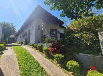 Casa · 136m² · 2 Quartos · 4 Vagas · Casa em lindo terreno alto ao nível da rua medindo 10 × 32 onde consta uma resid