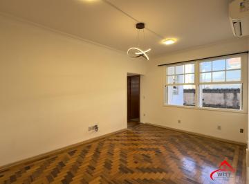 Living · Apartamento reformado de 67m², 2 dormitórios com peças amplas na Praia de Belas