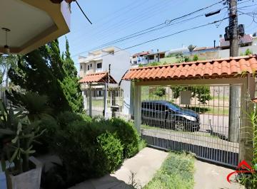 Casa · 206m² · 3 Quartos · 2 Vagas · Casa de 3 dormitórios com 205m² à Venda no Bairro Hípica