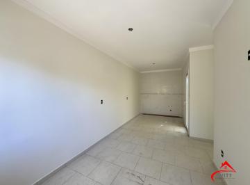 Living · Casa em condomínio com 2 dormitórios, vaga de garagem e churrasqueira na Olaria