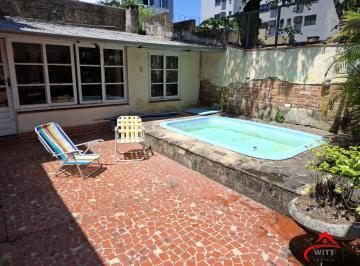 Casa · 109m² · 3 Quartos · 2 Vagas · Casa no Bairro Petrópolis, à 800 metros da Encol, com pátio e piscina.