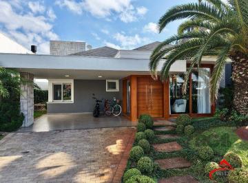 Casa · 210m² · 3 Quartos · 2 Vagas · Com três dormitórios, sendo duas suítes