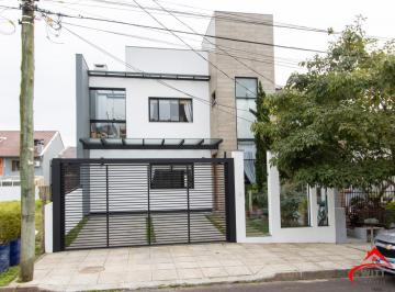 Casa · 179m² · 4 Quartos · 2 Vagas · Excelente casa de alvenaria, 4 dormitórios, 2 suítes e 2 vagas de garagem.