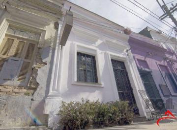 Casa · 116m² · 2 Quartos · Excelente casa de 116m² com  2 dormitórios no bairro Cidade Baixa.