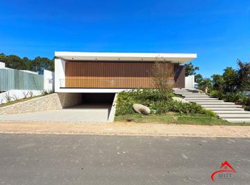Casa · 434m² · 4 Quartos · 6 Vagas · A casa conta com 434m2 de área construída, mas com um aproveitamento total dos 1