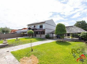 Casa · 256m² · 4 Quartos · 3 Vagas · Com 4 dormitórios, incluindo uma suíte, é perfeita para acomodar toda a sua famí