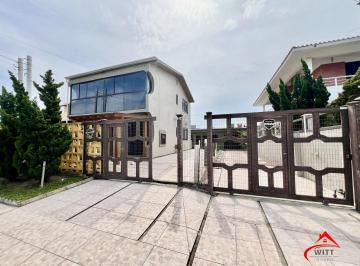 Casa · 175m² · 5 Quartos · 3 Vagas · Casa ampla com pátio e 5 dormitórios,  localizada no Centro de Imbé, a 200 metro