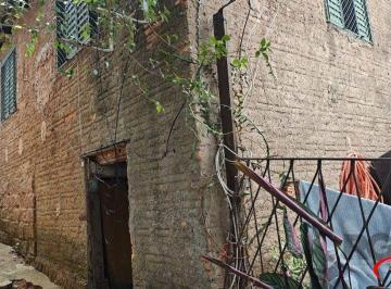 Casa · 50m² · 3 Quartos · terreno irregular com frente de 1.50m e por 21.50