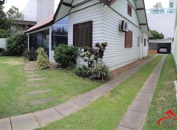 Casa · 90m² · 3 Quartos · 3 Vagas · Casa no Centro de Tramandai com pátio