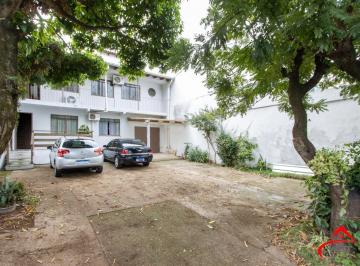Casa · 181m² · 4 Quartos · 4 Vagas · Casa ampla de 2 pavimentos com 4 dormitórios, 1 suite e 4 vagas no bairro Santa