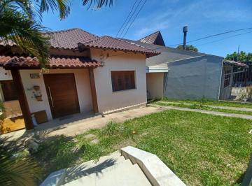 Casa · 189m² · 3 Quartos · 3 Vagas · Casa de 3 quartos, suíte e patio no bairro Medianeira em POA