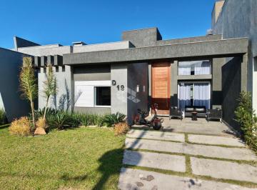 Casa · 180m² · 3 Quartos · 1 Vaga · Casa em condomínio com 3 suítes mobiliada e beira lago em Capão da Canoa