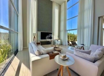 Casa · 251m² · 5 Quartos · 2 Vagas · Casa em condomínio com 4 suítes 1 master mobiliada com piscina em Capão da Canoa
