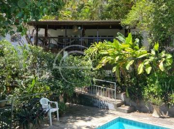Foto 01 · Casa rústica no Jardim do Itanhangá, rodeada de muito verde com 1100m² de terreno, piscina e seguran