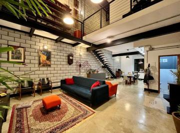 n2oxvvg2otnimjviymviothm_md · Casa com pé-direito alto, design industrial e acabamento impecável