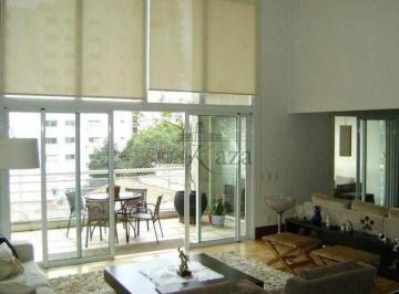 Apartamento · 302m² · 4 Quartos · 5 Vagas · Dois terraços, sendo um com churrasqueira. Living com pé direito duplo, sala de jantar com terraço.