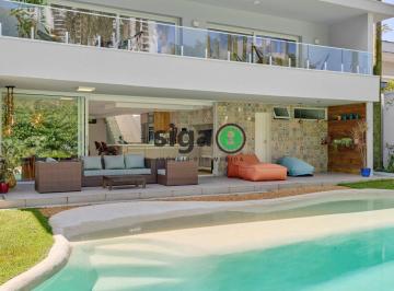 Casa · 706m² · 5 Quartos · 4 Vagas · Casa á venda com 5 quartos sendo suítes e 4 vagas de garagem no Jardim Marajoara.
