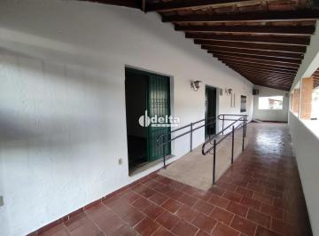 Casa · 300m² · 4 Quartos · 3 Vagas · Casa com 4 quartos sendo 1 suíte, disponível para locação no bairro Lidice em Uberlândia-MG