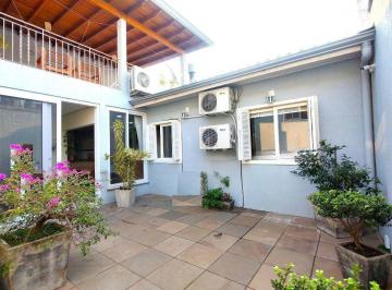 Casa · 220m² · 4 Quartos · 2 Vagas · Casa com 4 dormitórios, espaço gourmet e terraço na Zona Norte de Porto Alegre