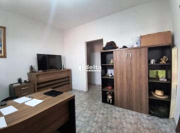 Casa · 370m² · 3 Quartos · 2 Vagas · Casa com 3 quartos sendo 1 suíte disponível para venda no bairro Santa Mônica em Uberlândia-MG